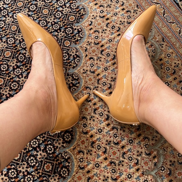 A Beautiful and almost new Elegant Patent Tan COACH Women's Shoes size 37 (6.5) - Picture 3 of 10